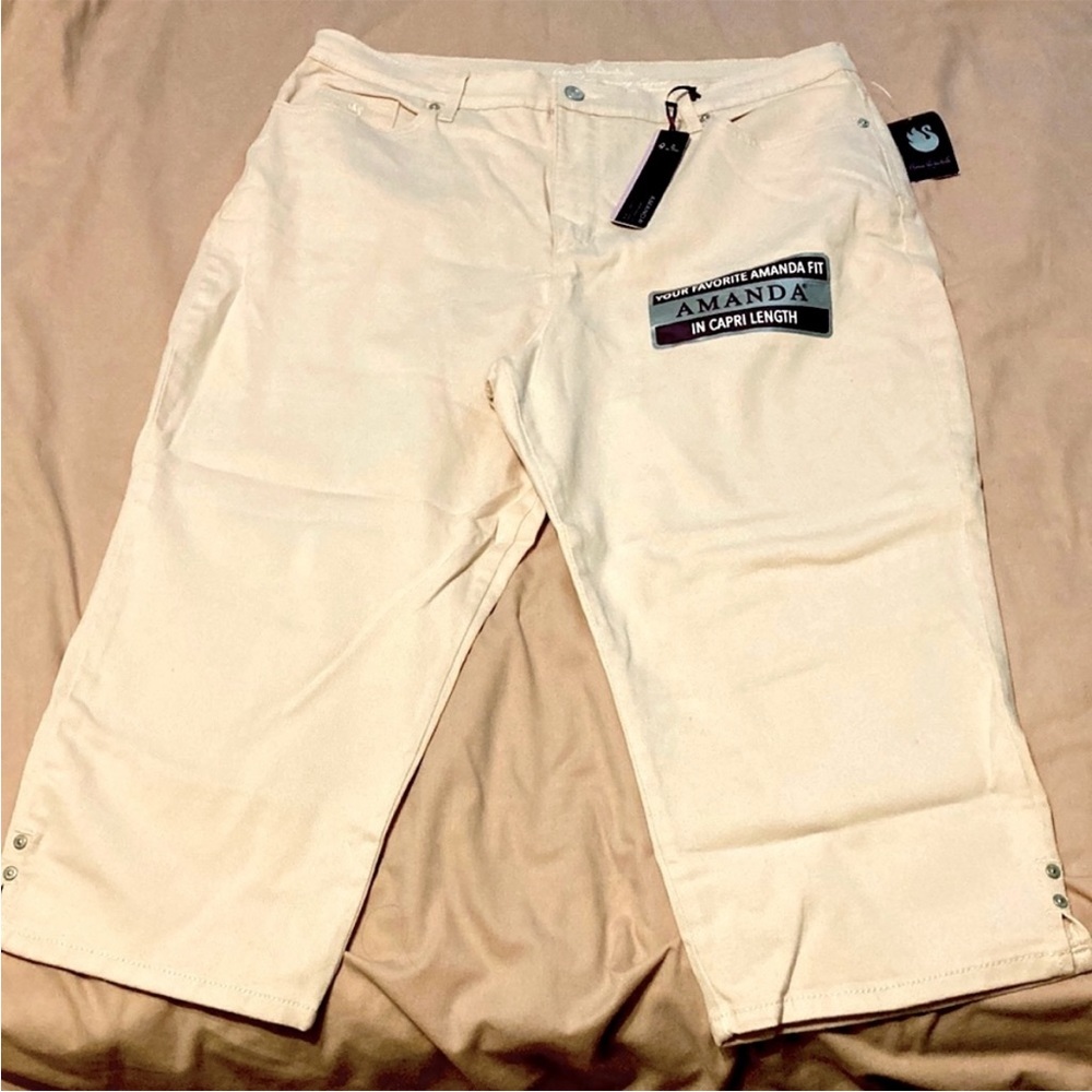 NWT All-Around Slimming Effect Capri GV